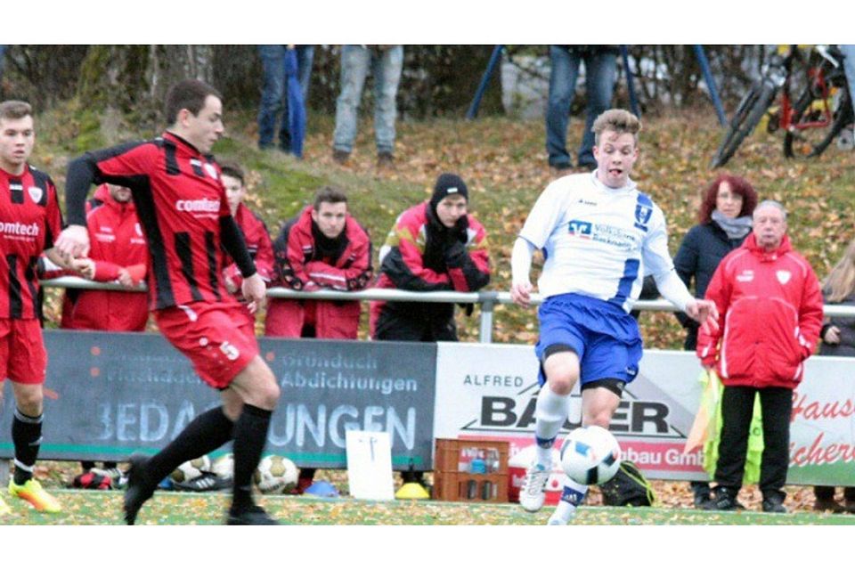 Die Spieler des SV Allmersbach (rote Trikots) unterlagen. F: Andrea Wahl