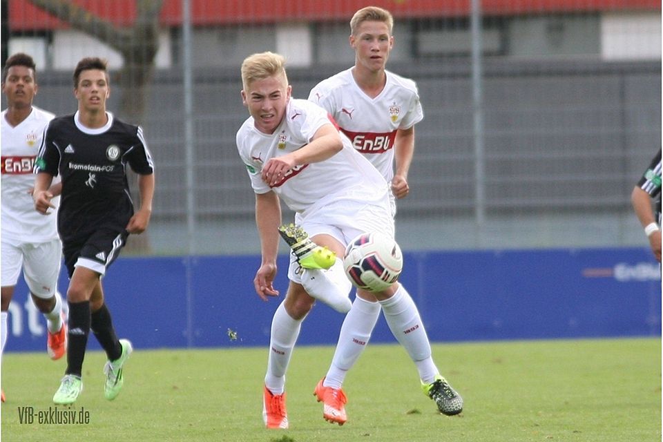 Mittelfeldspieler Samuel Mayer initiiert einen Angriff des VfB Stuttgart. Teamkollege Jonas Preuß begnügt sich mit der Beobachterrolle. F: Lommel