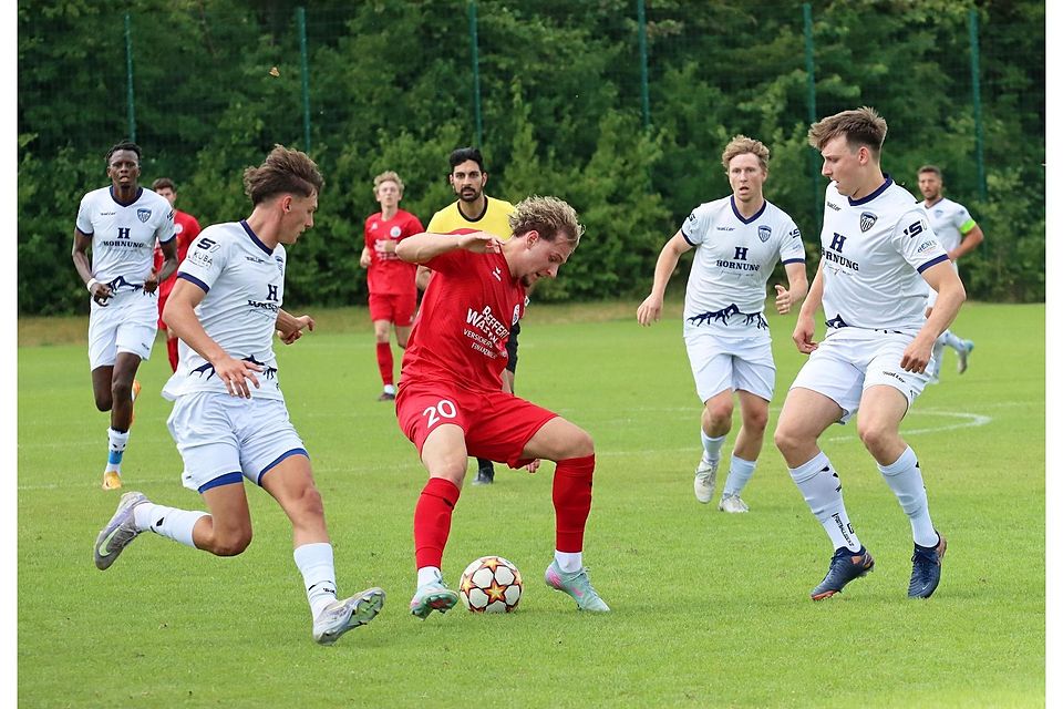 TSV Gilching gegen 1. FC Garmisch-P. am 12.07.25 ab 11 Uhr. 2. Habzeit. Am Ball: Nr. 20 / Bauer. Foto: Dagmar Rutt