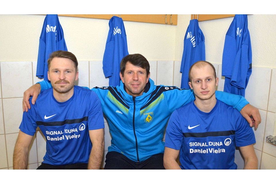 FCM-Trainer Xheladin Bylygbashi findet in Markus Sluka (links) und Dominik Kinzel (rechts) zwei Neuzugänge vor, die keine lange Eingewöhnungszeit benötigen. Foto: Mathias Endres.
