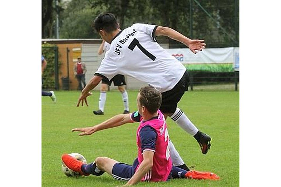 Abgegrätscht: JFV-Angreifer Osman Atilgan (oben) beim 3:1-Sieg im August gegen HSV-Talent Jonas Behounek Piet Meyer