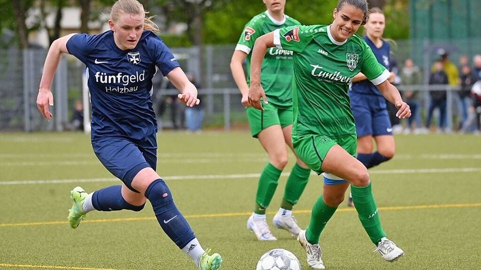 Hannah Bücker (l.) vom FC Heitersheim im Laufduell mit Anna Rooge vom Pokalfinalisten FC Freiburg St.-Georgen 