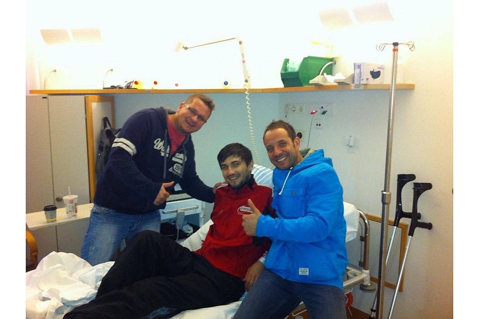 Gute Freund neben dem Platz. Mirco Schuberth (li.) und Marcel Bock (re.) besuchen ihren Stammtischkollegen Martin Wagner (mi.)im Krankenhaus.