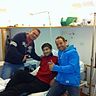 Gute Freund neben dem Platz. Mirco Schuberth (li.) und Marcel Bock (re.) besuchen ihren Stammtischkollegen Martin Wagner (mi.)im Krankenhaus.