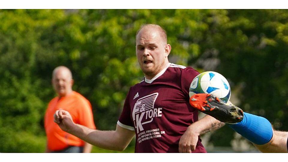  Tim Hofmann (l) und die SG Bissenberg/Leun/Tiefenbach müssen nach dem Abstieg in der C-Liga wieder angreifen. (© Isabel Althof) 