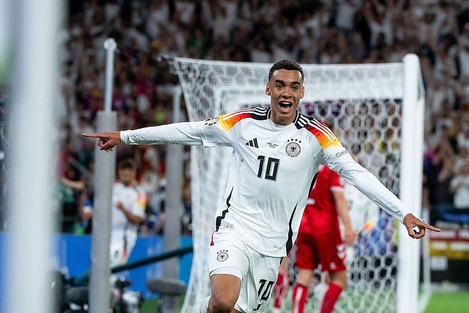 Mit dabei! Jamal Musiala darf seine Koffer packen - und mit in die USA reisen. Mit dabei! Jamal Musiala darf seine Koffer packen - und mit in die USA reisen.