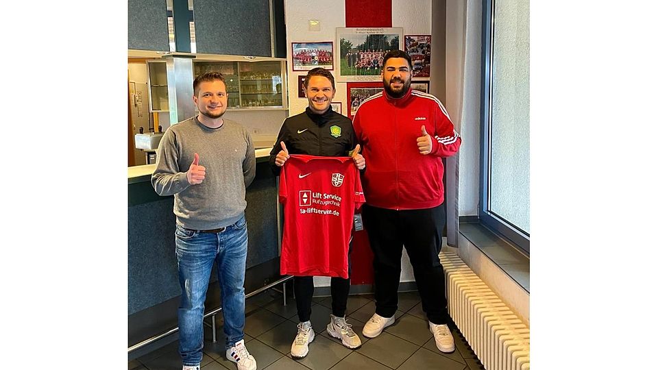 Miroslav Savanovic (Mitte) ist jetzt ein Roter.	Foto: FC Fürth