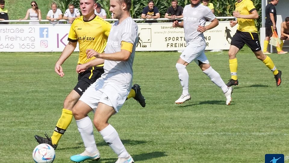 Mit dem 1:0 gegen den SV Riglasreuth (in Gelb-Schwarz) hat sich Aufsteiger FC Freihung (helles Trikot) ins Tabellenmittelfeld vorgearbeitet.