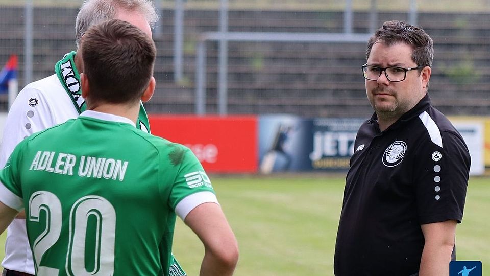 Aufstiegsaspirant DJK Alder Union Frintrop um Coach Marcel Cornelissen (r. im Bild) steht mit der Partie gegen den VfB Bottrop ein schweres Spiel bevor. 