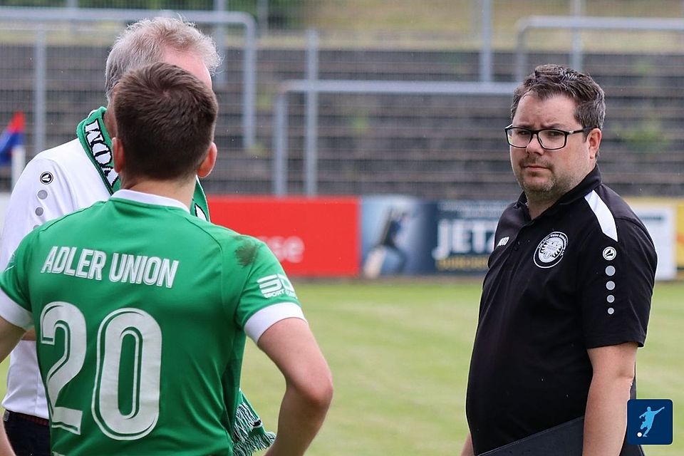 Aufstiegsaspirant DJK Alder Union Frintrop um Coach Marcel Cornelissen (r. im Bild) steht mit der Partie gegen den VfB Bottrop ein schweres Spiel bevor. 