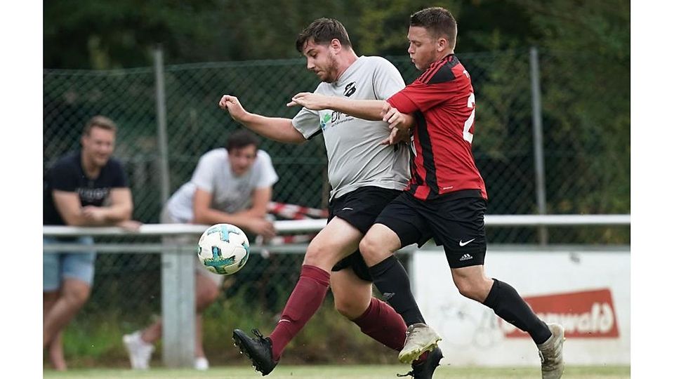 Oliver Schwarz (rechts) und die Fußballer des TSV Höchst peilen in der A-Liga den Klassenerhalt an.	Archivfoto: Herbert Krämer