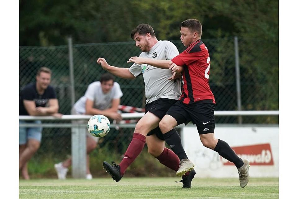 Oliver Schwarz (rechts) und die Fußballer des TSV Höchst peilen in der A-Liga den Klassenerhalt an.	Archivfoto: Herbert Krämer