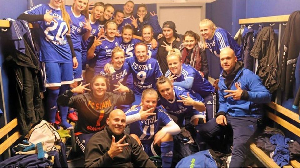 Berechtige Freude in der Kabine der Brandenburger Fußballerinnen, schließlich gewinnt man nicht jeden Tag mit 6:1 beim Spitzenreiter.  ©MZV
