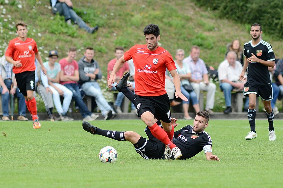 Daniel Schachtschneider im Spiel des SSV beim FC Holzhausen Foto: Baur