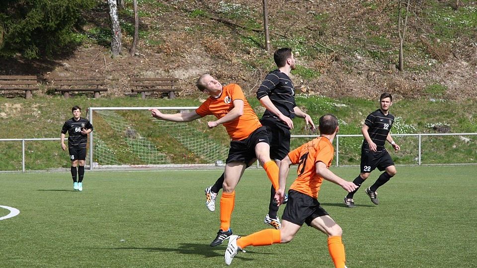 Katusic ballert Niederjosbach (in orange) mit seinen drei Treffern aus der Krise.F: Menning