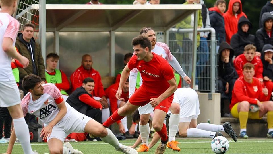 Voller Einsatz: Der TSV Lengfeld (rechts) verlor mit 1:3 beim FV Eppertshausen (links Kapitän Tim Deumlich) und muss weiter um den Klassenerhalt in der Fußball-Kreisoberliga Dieburg kämpfen.	Foto: Guido Schiek