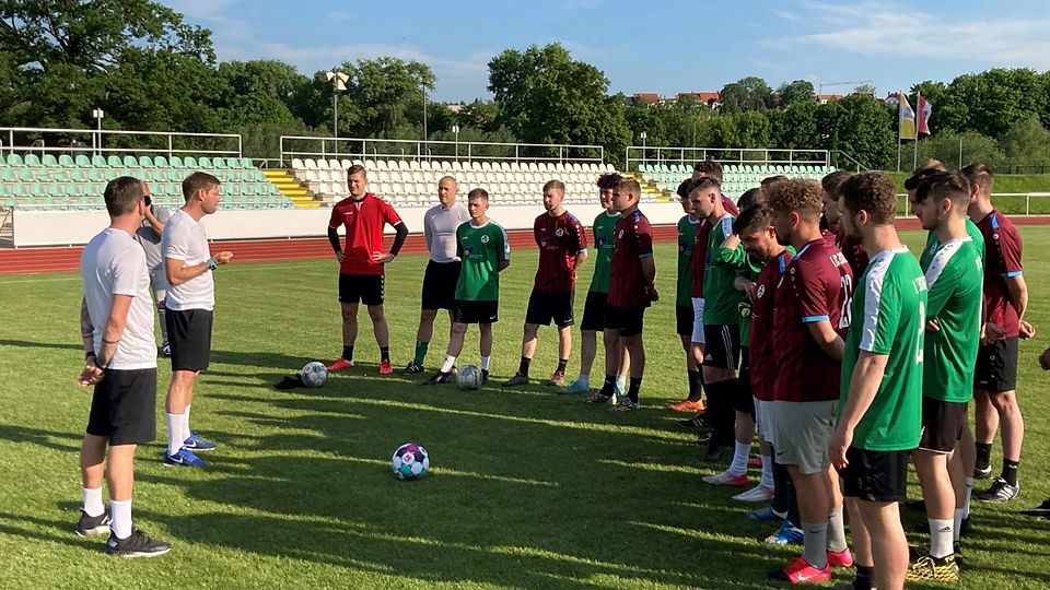 Cheftrainer Maik Kunze (2.v.l.) wird von Kevin Haschke unterstützt.