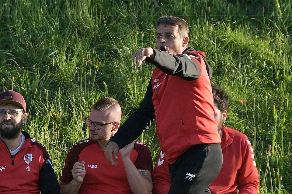 Florian Reichold (stehend) gibt nicht mehr die Kommandos vor beim SV Breitenbrunn. Florian Reichold (stehend) gibt nicht mehr die Kommandos vor beim SV Breitenbrunn.