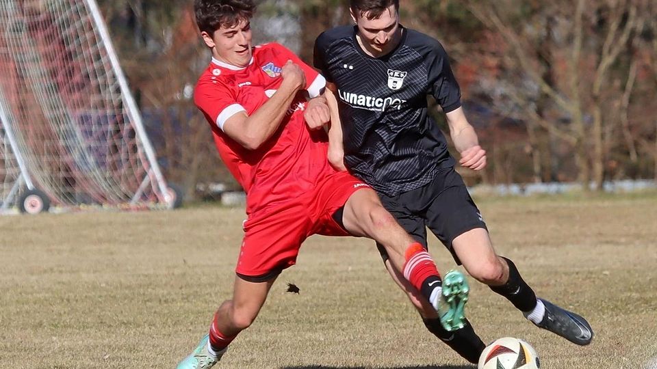 Der FC Eichenau (in Schwarz) im Spiel gegen den SV Hohenfurch (rote Trikots).
