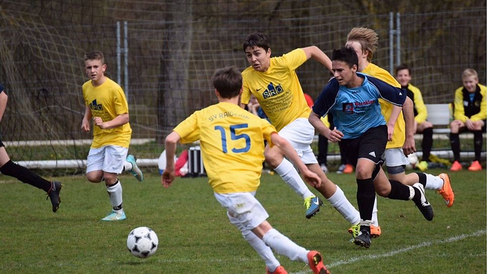 Punkten möchte der FC Amberg II (blau) beim Spitzenspiel in Weiden F: Lassmann