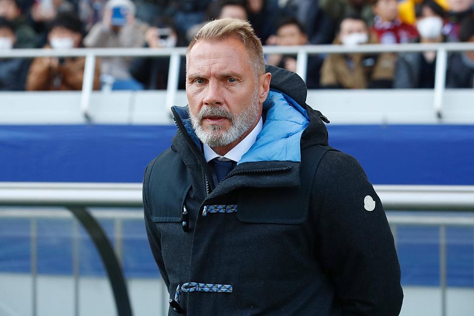 Farblich würde die Jacke schonmal passen: Trainiert Thorsten Fink bald die Münchner Löwen?