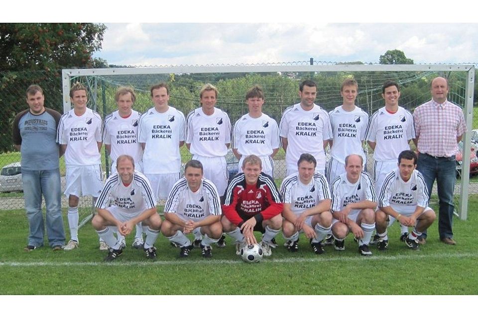 Meistermannschaft 2009/2010 des Sv Fionsterau. Mit dabei auch Interviewpartner Dominik Plöchinger (hintere Reihe, 3. von rechts)