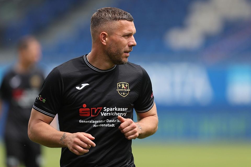 Der Weltmeister von 2014 gab sich die Ehre: Lukas Podolski in der Brita-Arena. Der Weltmeister von 2014 gab sich die Ehre: Lukas Podolski in der Brita-Arena.