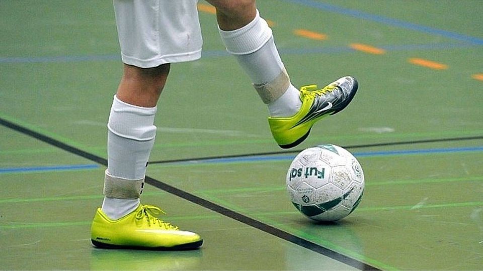 Die Einführung des Futsalballes bei Aktiventurnieren war in der jüngsten Hallensaison umstritten Foto (Archiv): Holom