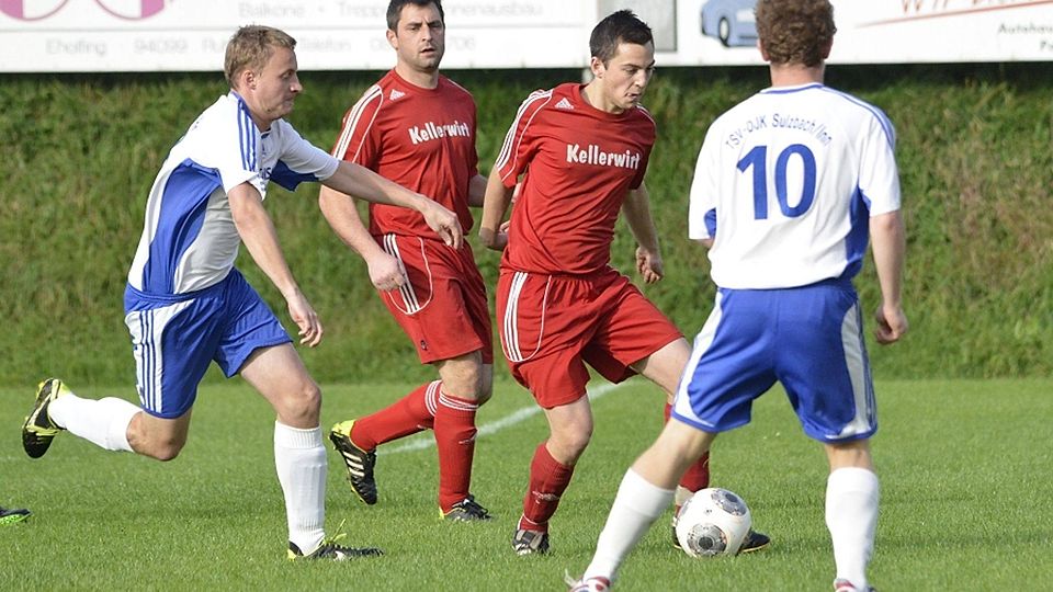 Die Kicker des SV Engertsham (rote Trikots) bilden zukünftig eine Spielgemeinschaft mit dem SV Neukirchen/Inn  F: Kirchmayr