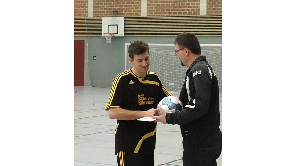 Auch dieses Jahr konnte Abteilungsleiter Mike Drechsler den SV Kulmain als Sieger des 24. Hallenfußballturniers des SVSW Kemnath küren. Die Oliver Drechsler-Elf gewann das Finale gegen den Gastgeber mit 3:2. F: Selch