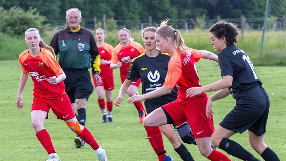 Durchgesetzt haben sich Felicia Altenburg (am Ball) und der TSV Otterfing im Abstiegskampf der Bezirksliga 1.