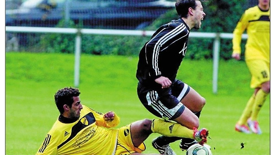 Aller Einsatz ist vergebens: Aimen Gabteni (links) und der 1. FC Spich verloren mit 1:4 gegen Hendrik Lohmer und den TuS Mondorf. Foto: Wolfgang Henry