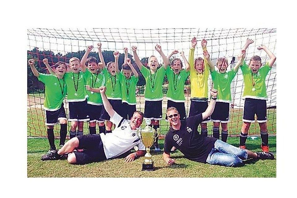 Grenzenloser Jubel: die E-1-Jugend des FC Hude hat das Turnier bei Frisia Goldendtedt gewonnen. Verein