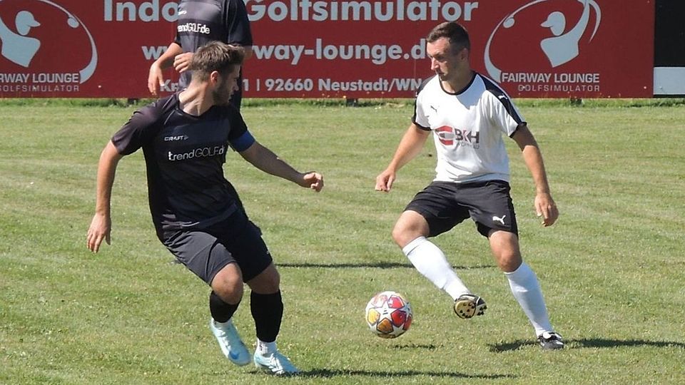 Nach der Auftaktniederlage in Pleystein steht "Ost-Vize" SV Altenstadt/WN (in Schwarz) gegen den Rangzwölften FC Luhe-Markt (in Weiß-Schwarz) unter dem Druck des Gewinnenmüssens.