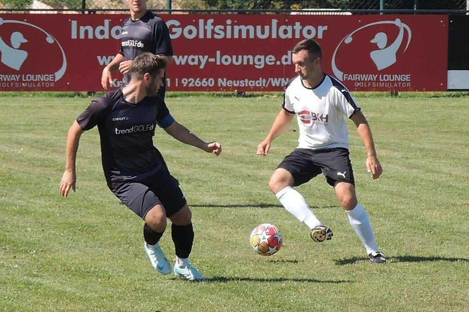 Nach der Auftaktniederlage in Pleystein steht "Ost-Vize" SV Altenstadt/WN (in Schwarz) gegen den Rangzwölften FC Luhe-Markt (in Weiß-Schwarz) unter dem Druck des Gewinnenmüssens.