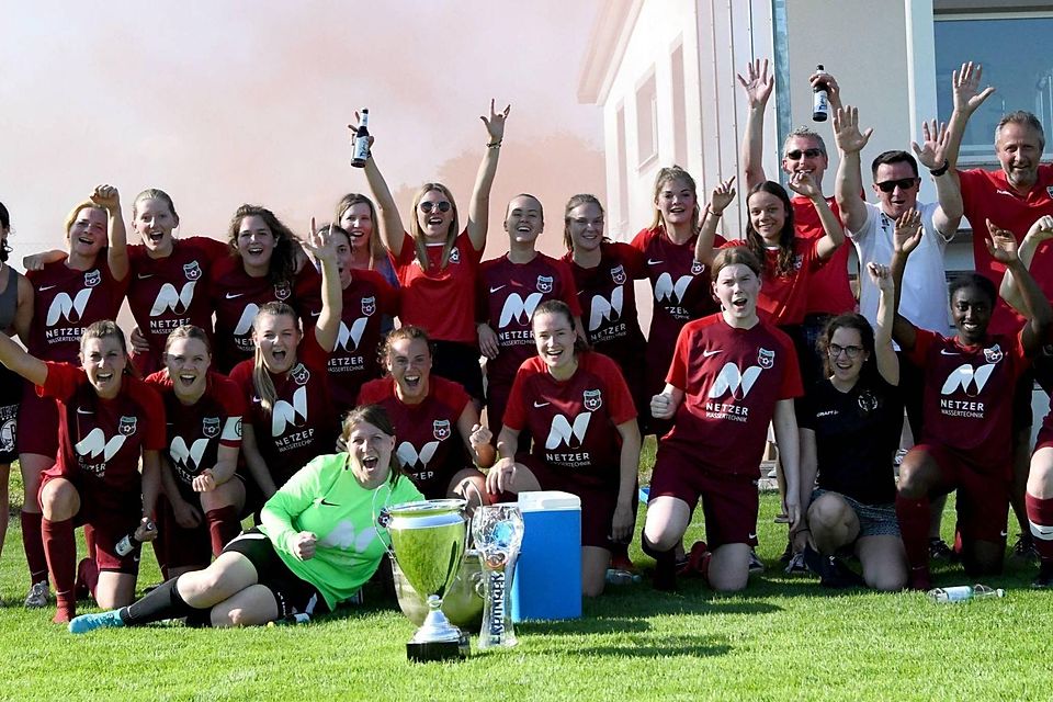 Bezirksliga, wir kommen! Die Schwaiger Frauen und das Trainerteam feierten bereits letzte Woche die Meisterschaft und damit verbunden den Aufstieg in die Bezirksliga.