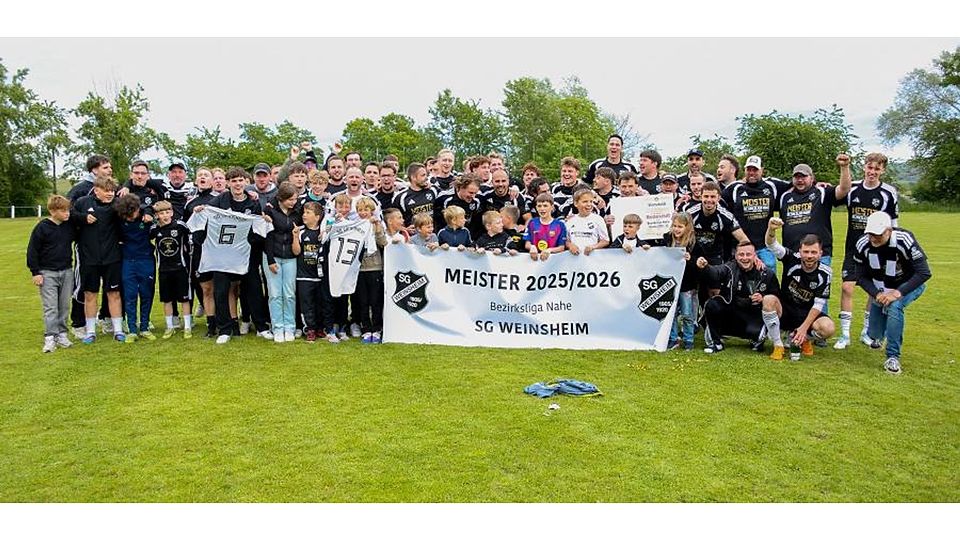 Es ist vollbracht: Die SG Weinsheim feiert den Bezirksliga-Titel samt Aufstieg. 	Foto: Edgar Daudistel