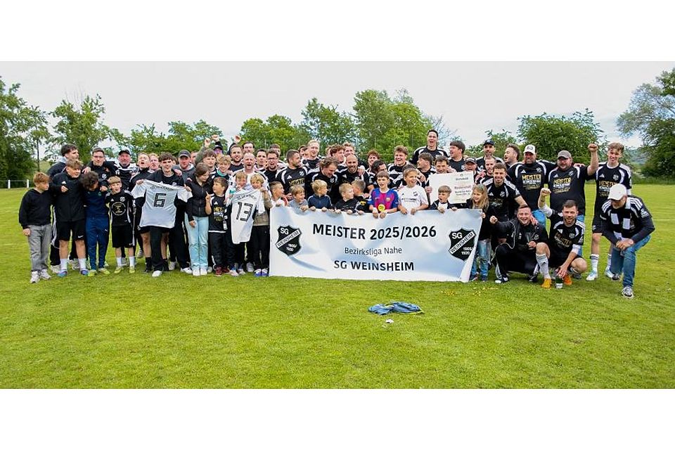 Es ist vollbracht: Die SG Weinsheim feiert den Bezirksliga-Titel samt Aufstieg. Foto: Edgar Daudistel Es ist vollbracht: Die SG Weinsheim feiert den Bezirksliga-Titel samt Aufstieg. Foto: Edgar Daudistel