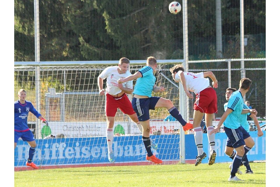 Die DJK Irchenrieth (in weiß-rot) möchte mit einem Heimsieg gegen den FC Tremmersdorf einen großen Schritt in Richtung gesichertes Mittelfeld tun.  F: Schraml