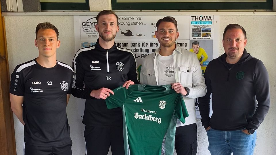 Von links nach rechts: 2. Vorstand Johannes Hofbauer, Spielertrainer Julian Liebenow, Marco Moser, 1. Vorstand Stefan Winter 