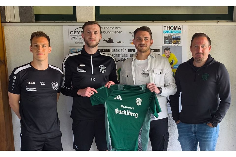 Von links nach rechts: 2. Vorstand Johannes Hofbauer, Spielertrainer Julian Liebenow, Marco Moser, 1. Vorstand Stefan Winter 