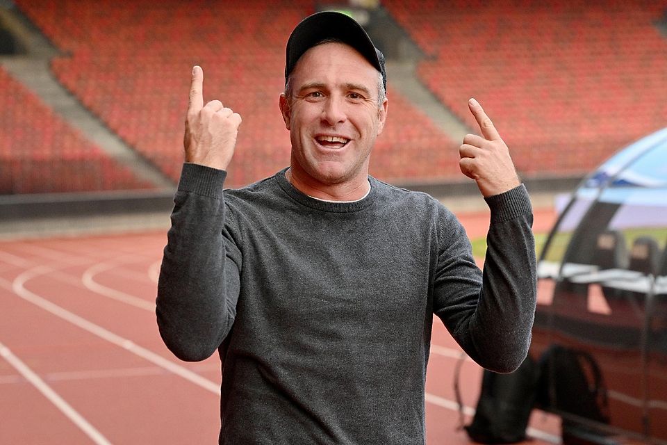 Trainer Mattia Croci Torti zeigt mit zwei Fingern in die Luft.