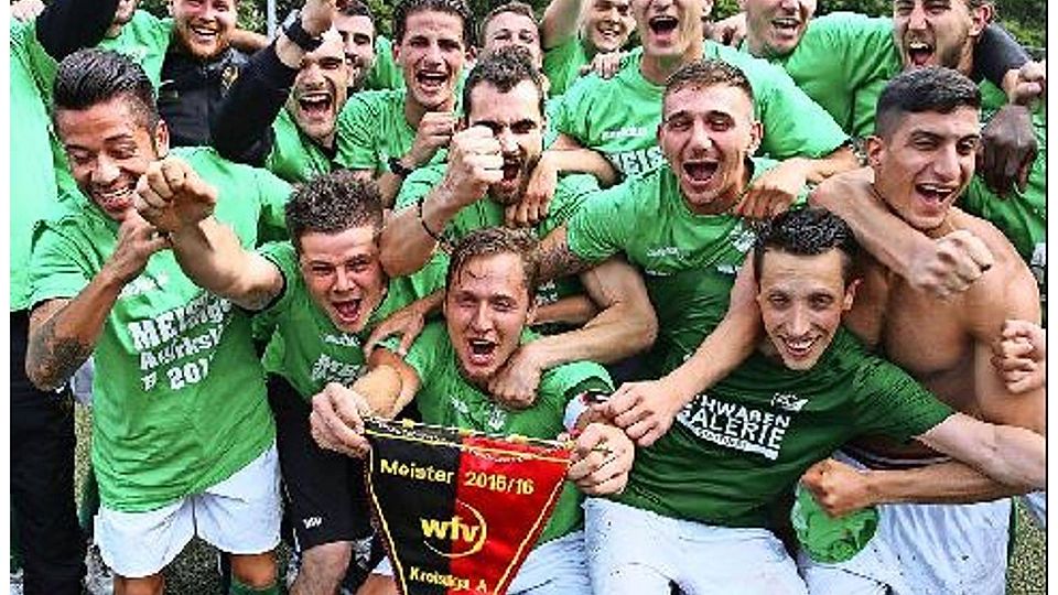 Der Kapitän Adnan Ajdinovic und seine Rohrer Teamkollegen bejubeln den Aufstieg in die Bezirksliga Foto: Yavuz Dural