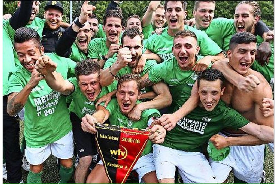 Der Kapitän Adnan Ajdinovic und seine Rohrer Teamkollegen bejubeln den Aufstieg in die Bezirksliga Foto: Yavuz Dural