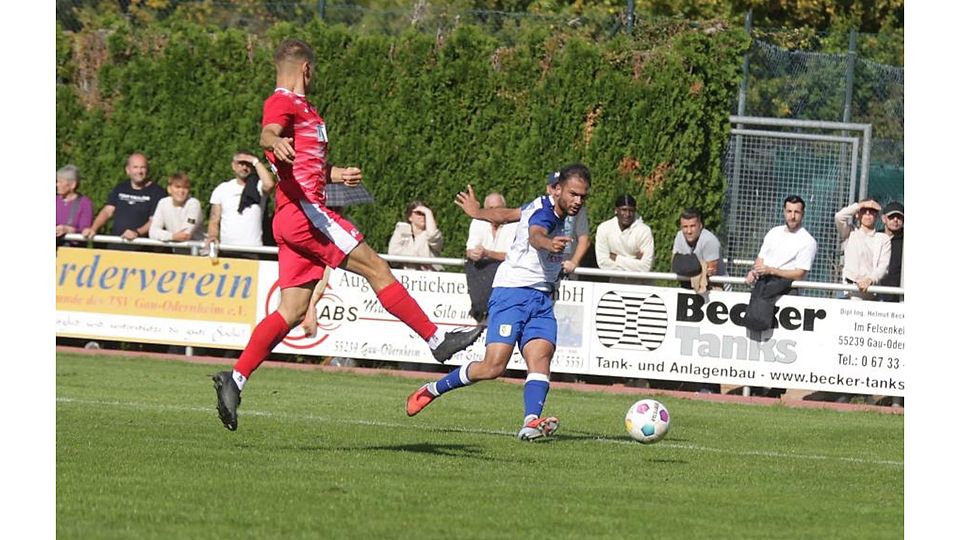 Ein Bild aus dem Hinspiel, das es am Samstag so nicht geben wird. Anders als Aleksandar Dimitrijevic (rechts), der beim TSV Gau-Odernheim eine schwer verzichtbare Größe ist, ist Leo Klein bei Wormatia Worms ins Abseits geraten. 	Archivfoto: Axel Schmitz/pakalski-press