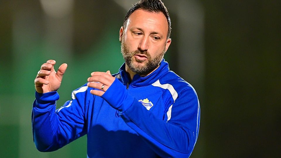 Trainer Vincenzo Contento (Aschheim) ärgert sich, enttaeuscht schauend, Enttaeuschung, Frustration, disappointed, pessimistisch, Einzelbild, Aktion, Action
