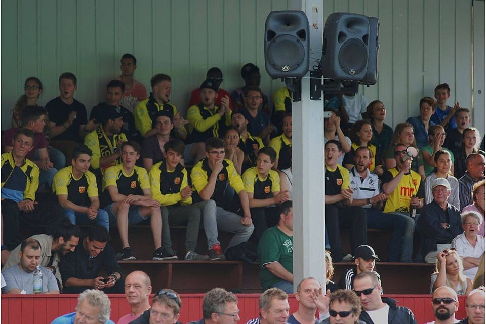 Es gibt einen neuen Zuschauerrekord in der Landesliga: 750 Fans wollten das Stadtderby SV 03 gegen TSG Tübingen sehen.F: Schuster