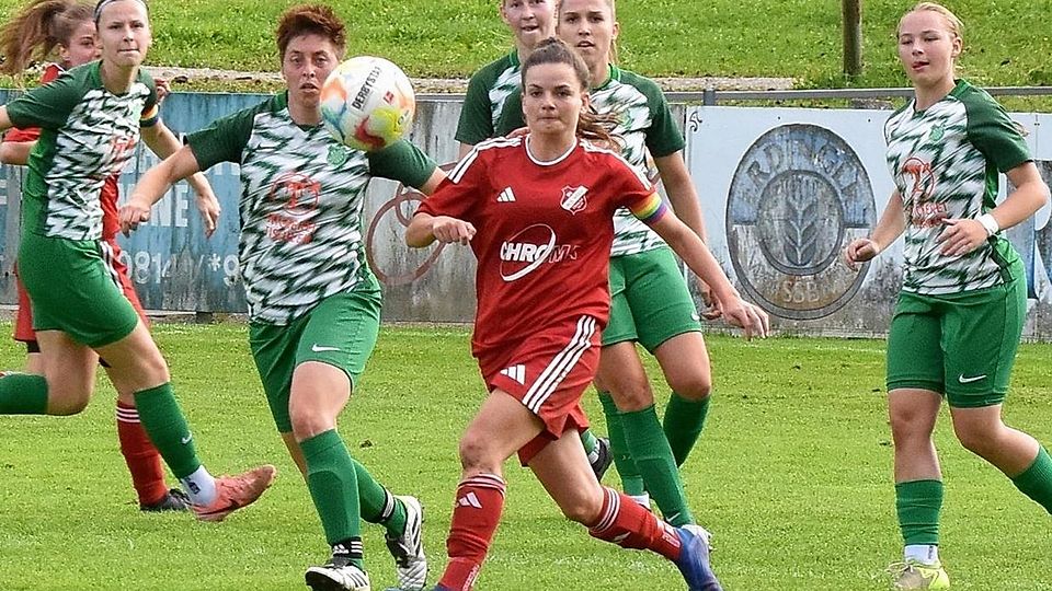 Johanna Draude von RW Überacker (in Rot) im Spiel gegen den SV Thenried.