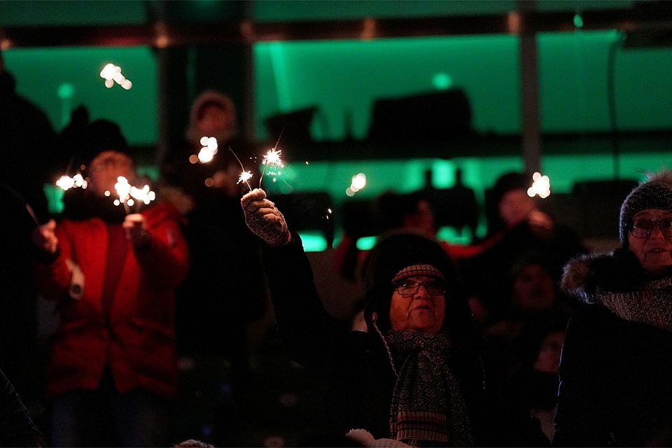 Am Ende des Weihnachtssingens im Homburger Waldstadion werden Wunderkerzen zum Leuchten gebracht Am Ende des Weihnachtssingens im Homburger Waldstadion werden Wunderkerzen zum Leuchten gebracht