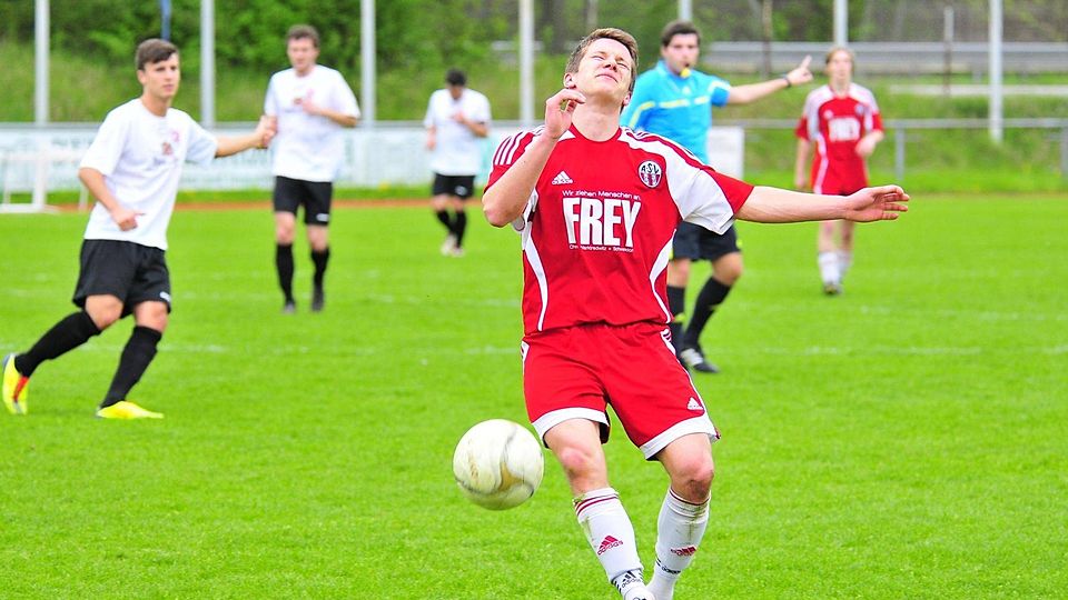 Auf verlorenem Posten stand der ASV Cham beim Gastspiel in Regensburg. Der SSV Jahn gewann souverän mit 5:0-Toren. Foto: Günter Staudinger